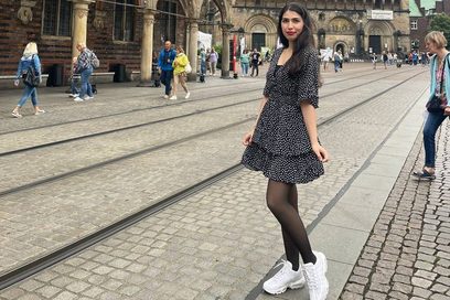 Fatemeh Raeika Vahedi posiert vor einer Kirche.