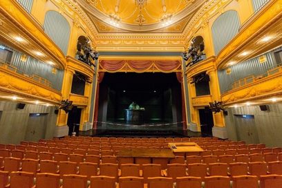 Ein prunkvoller Theatersaal mit Blick auf die Bühne.