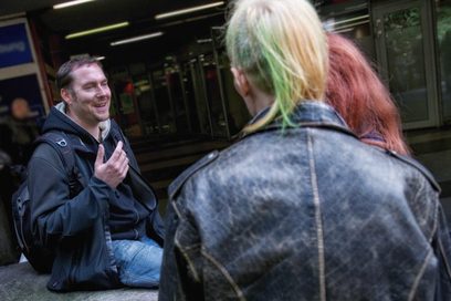 Mann spricht mit zwei Punks auf der Straße. (Foto: Uwe Niklas)