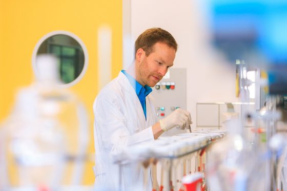 Ein Mann arbeitet im Labor und wertet Proben aus. (Foto: Swen Reichhold)