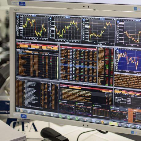 Bildschirm mit verschiedenen Zahlen und Graphen, die auf Aktien hinweisen steht auf einem Schreibtisch (Foto: Thomas Lohnes)