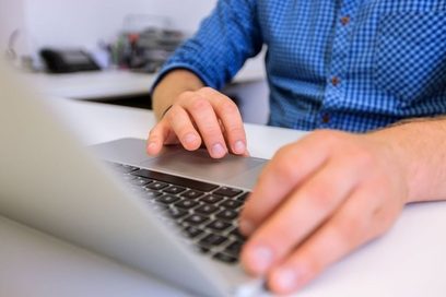 Ein Mann sitzt in einem Büro und arbeitet am Laptop. (Foto: Swen Reichhold)