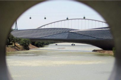 Fluss mit Brücke darüber (Foto: Rüdiger Heidebrecht/DWA)