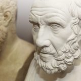 Porträtaufnahme einer weißen Statue in der Glyptothek. Es handelt sich um den Kopf des Philosophen Hippokrates.