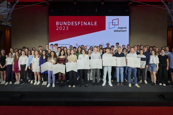 Gruppenfoto der teilnehmenden Schülerinnen und Schüler beim Bundesfinale 2023 von "Jugend debattiert".
