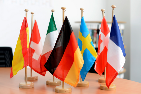 Verschiedene europäische Flaggen in einem Büro.