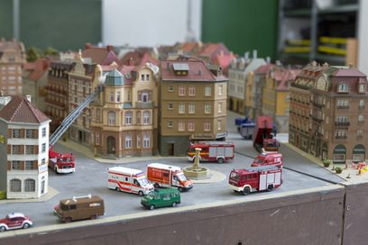 Miniatur-Stadtmodell mit Modellrettungswägen.