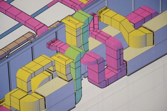 Nahaufnahme einer Monitorgrafik, die einen Konstruktionsplan eines technischen Systems zeigt. Die verschiedenen Systeme sind in unterschiedlichen Farben dargestellt. (Foto: Hans-Martin Issler | Bundesagentur für Arbeit)