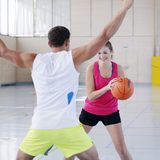 Zwei Personen spielen in einer modernen, hellen Turnhalle Basketball. (Foto: Bundesagentur für Arbeit)