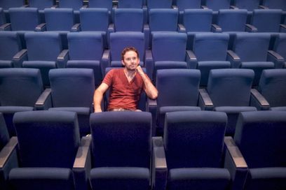 Mann allein im Kinosaal
