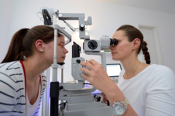 Eine Augenärztin untersucht eine Patientin
