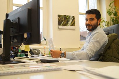 Amer Alhasan sitzt in einem Büro.  (Foto: privat)