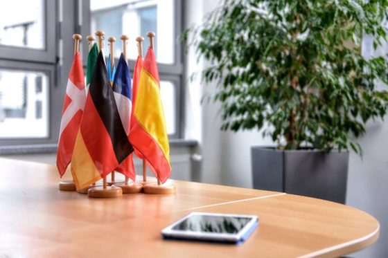 Verschiedene europäische Flaggen in einem Büro