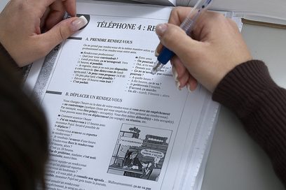 Eine Übersetzerin schreibt Notizen auf ein zu übersetzendes Textdokument (Foto: Alex Becker | Bundesagentur für Arbeit)