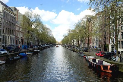Foto von der Amstel, die durch Amsterdam fließt. (Foto: Manuela Wegele)