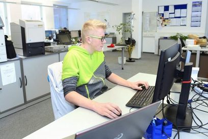 Ein junger Mann arbeitet am Computer. (Foto: Martin Rehm)