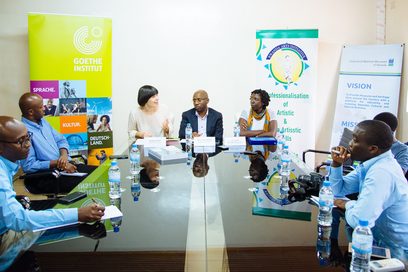 Katharina Hey sitzt mit weiteren Mitgliedern des Goethe-Instituts Afrikas in Besprechung