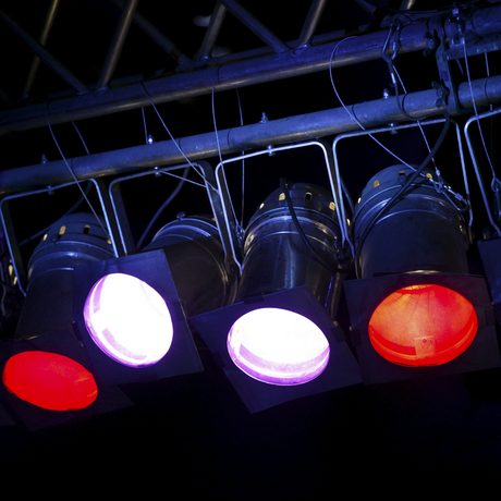 Deckenscheinwerfer leuchten in bunten Farbe im Dunkeln (Foto: Gerhard Blank)