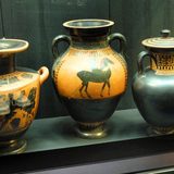 Eine Vitrine ist mit antiken Amphoren und Vasen bestückt.