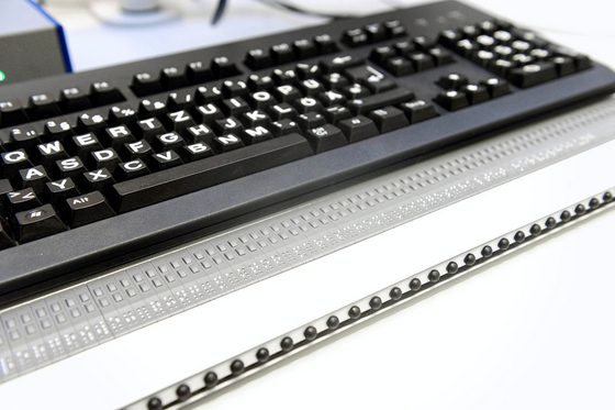 Eine Computertastatur mit Braille-Tasten für Blinde