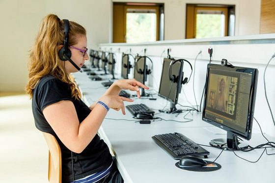 Eine junge Frau lernt Gebärdensprache in einem Computerraum. (Foto: Helge Gerischer)