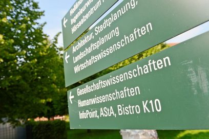 Uni Kassel Wegweiser zu verschiedenen Fakultäten. (Foto: Hans-Martin Issler)
