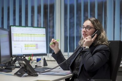 Eine Frau berät einen Kunden am Telefon und macht sich Notizen zum Gespräch. (Foto: Thomas Bernhardt | Bundesagentur für Arbeit)