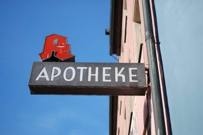 Schild mit rotem 'A' und der Aufschrift 'Apotheke'