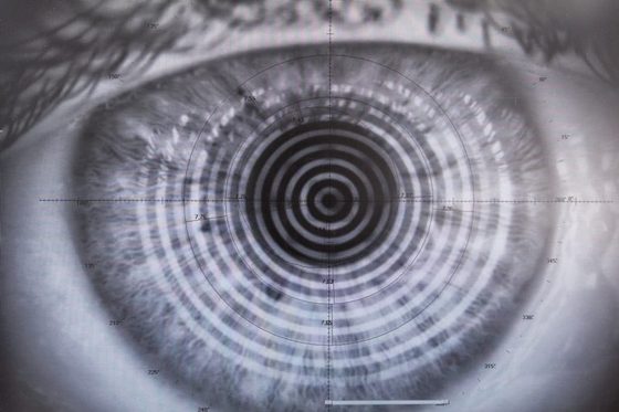 Auge, das beim Optiker vermessen wird. Foto: Axel Jusseit