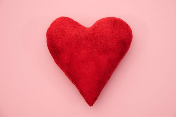 Ein rotes Herz auf rosa Grund (Foto: Meramo Studios)