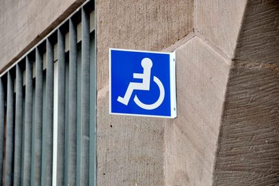 Auf dem Foto ist das Schild eines Rollstuhls zu sehen.