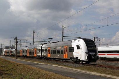 Das Foto zeigt einen Zug auf Schienen.