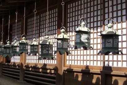 Mehrere hängende Laternen in einem japanischen Gebäude