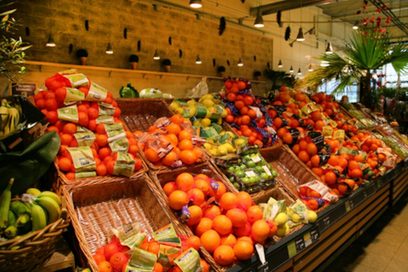 Eine Auslage mit verschiedenen Obstsorten in einem Supermarkt