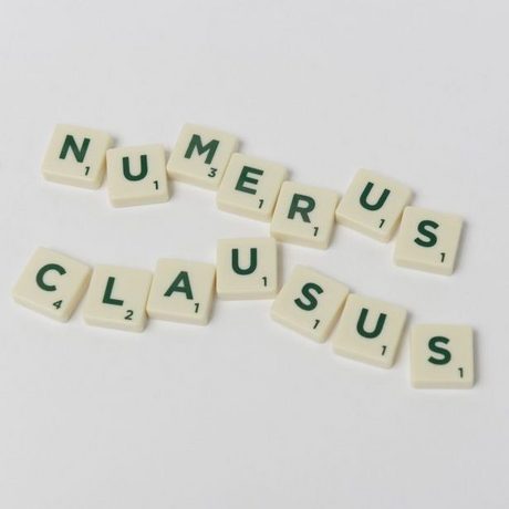 Scrabbel-Bausteine, die das Wort Numerus Clausus bilden