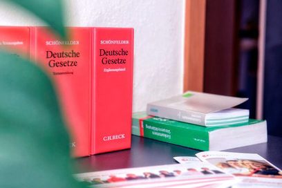 Deutsche Gesetzbücher stehen auf einem Tisch.