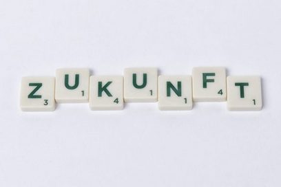Scrabble-Buchstabensteine bilden das Wort &quot;Zukunft&quot;
