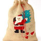 Ein Säckchen auf dem ein Nikolaus, ein Weihnachtsbaum und Herzen zusehen sind.