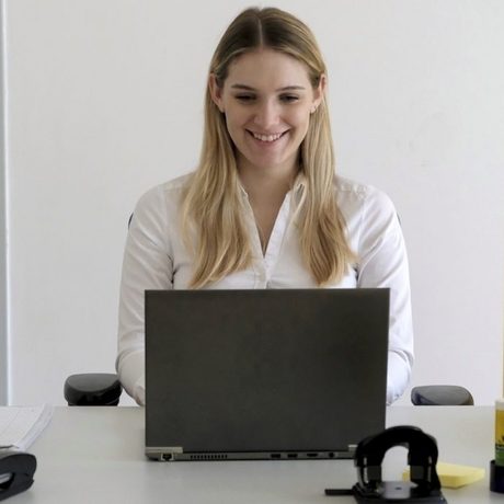 Eine Frau sitzt am Schreibtisch vor einem Laptop. (Foto: Bundesagentur für Arbeit)