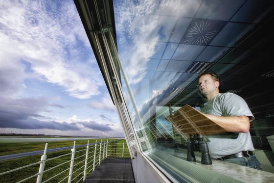 Mitarbeiter im Flugwetterdienst blickt in den Himmel. (Foto: Deutscher Wetterdienst)