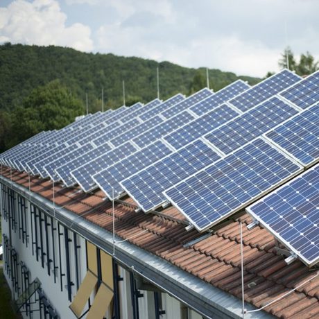 Solaranlagen mit verschiedenen Solarpaneelen.