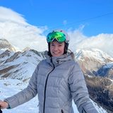 Porträt von Fabiola Wolff beim Skifahren. 